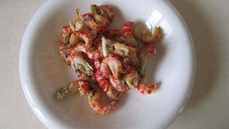 小龙虾盖浇饭,去掉虾壳,取出虾肉;