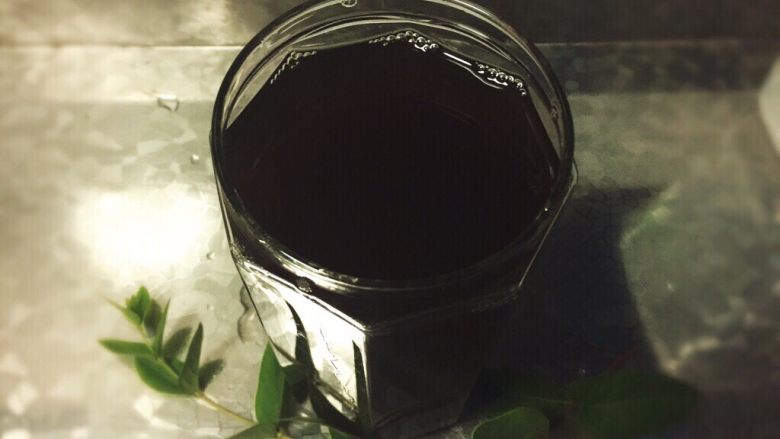 酷夏酸梅梨汤,关火,倒出,放凉后。放入冰箱冷藏。