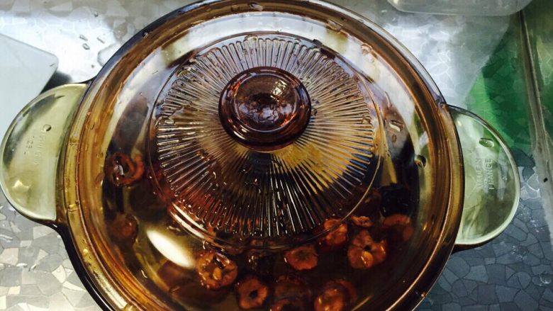 酷夏酸梅梨汤,清洗后,将材料进行1个小时的浸泡,与净水进行结合。泡出味道。