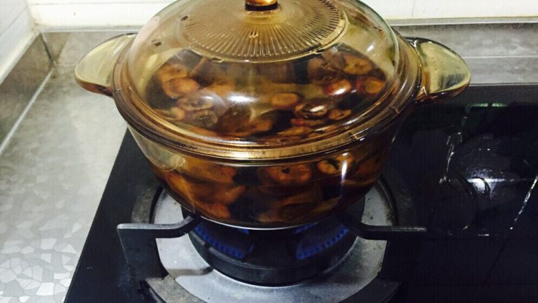 酷夏酸梅梨汤,浸泡后,用小火炖20分钟。