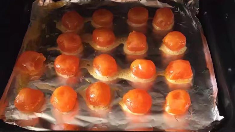 超详细版酥香可口的蛋黄酥,烤箱预热好180度烤5分钟微流油即可,如果觉得麻烦的亲们可以省略浸泡和烘烤的步骤哦!