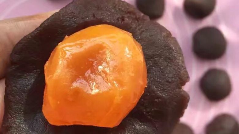 超详细版酥香可口的蛋黄酥,豆沙捏扁,咸蛋黄放中间包好