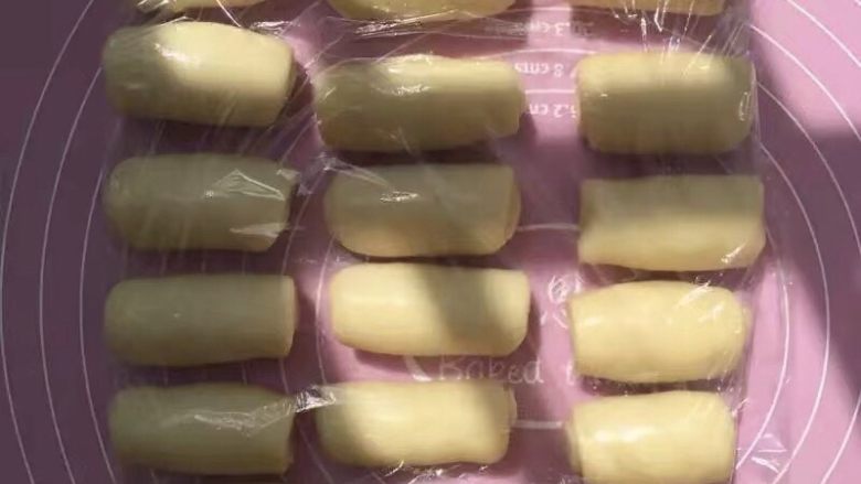 超详细版酥香可口的蛋黄酥,全部卷好醒10分钟,盖上保鲜膜防干
