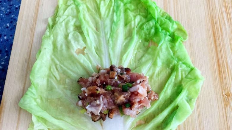 翡翠卷,拿一片焯好叶子铺开,放一小勺肉馅