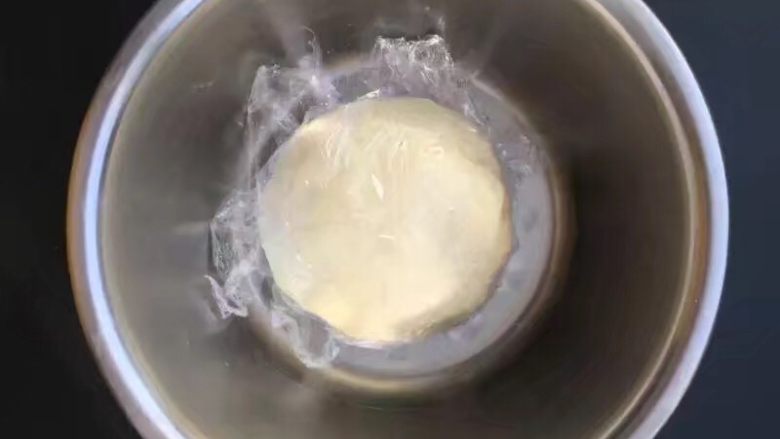 超详细版酥香可口的蛋黄酥,制作油皮:将油皮的材料混合揉至光滑的面团盖上保鲜膜醒20分钟