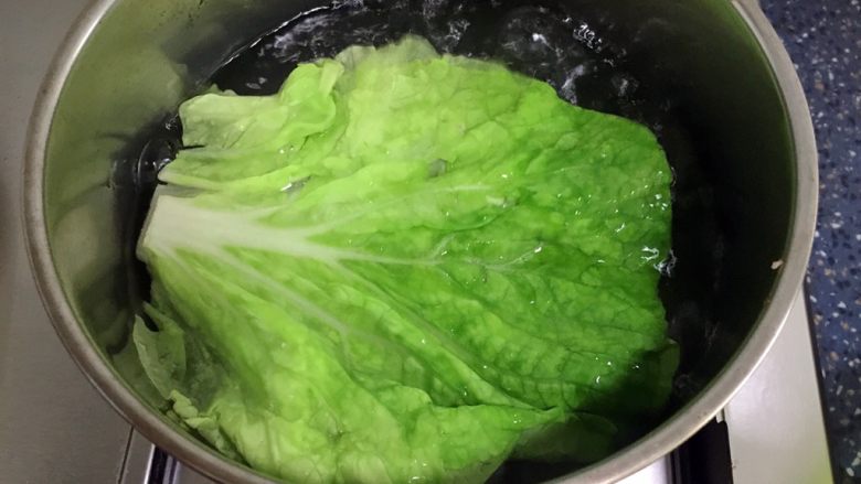 翡翠卷,放入大白菜的叶子,烫软即可。
