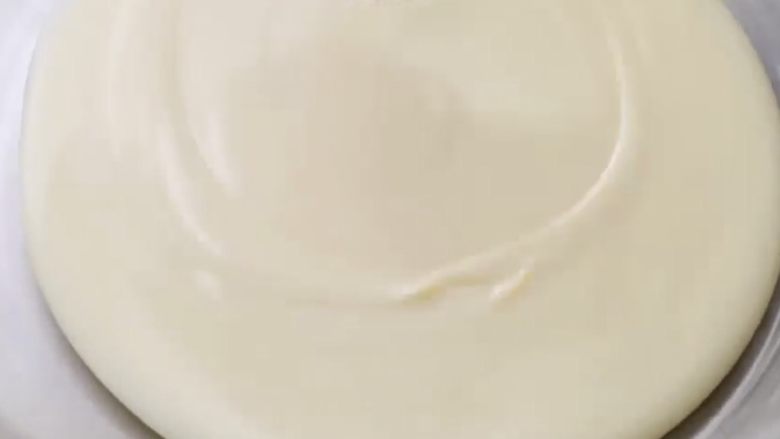 冷冻酸橙杯,取一个大碗,放入炼乳