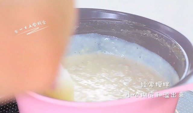 美龄粥,5分钟需要搅拌一次,小心糊底和溢出来。因为有这一点,有的妈妈会觉得煮这道粥有点麻烦,但吃到成品绝对值!