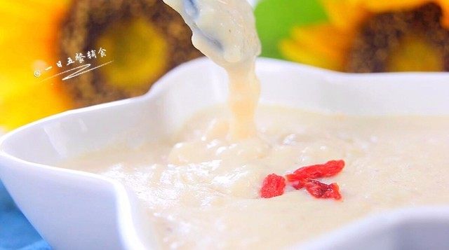 美龄粥,粥已经全部煮化了,非常甜香软糯,绵与香的结合,真是名符其实!