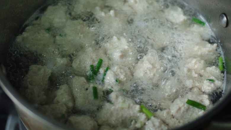 肉丸瓠子汤,用勺子挖取肉丸放入开水中,这阶段持续大火,直到肉丸加完。烧开后转小火焖十五分钟。