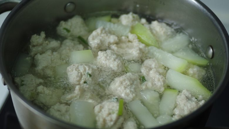 肉丸瓠子汤,之后转小火再炖十五分钟,瓠子熟了即可,不要炖太久,瓠子很容易炖烂。