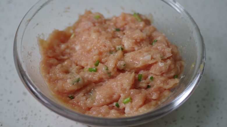 肉丸瓠子汤,拌匀,拌的时候要顺时针划圈搅拌,这样肉泥会打得更均匀,下锅容易抱团