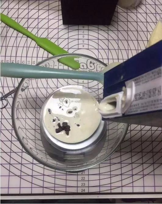 夏天奶油太容易化?加入稳定酱,更硬挺,巧克力味奶油制作
第一步,80克30%-50%的黑巧克力和淡奶油先融化,后加入稳定酱,隔热水融化,冷藏。