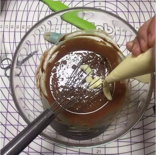 夏天奶油太容易化?加入稳定酱,更硬挺,巧克力味奶油制作
第一步,80克30%-50%的黑巧克力和淡奶油先融化,后加入稳定酱,隔热水融化,冷藏。