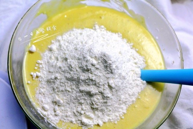 南瓜莲子薏米牛奶饼,成品糊从料理机里倒出来,加入面粉和2克盐拌匀。