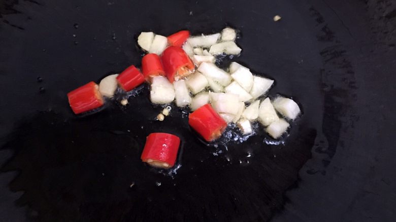 肉末空心菜梗,热锅,倒入油加热,放入蒜末和辣椒爆香。
