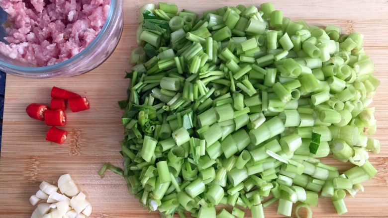 肉末空心菜梗,食材处理：
1）空心菜摘去叶子和根部，洗干净切成小段。
2）五花肉去皮洗干净剁碎。
3）小米椒洗干净切成小段。
4）蒜头剥皮洗干净切碎。