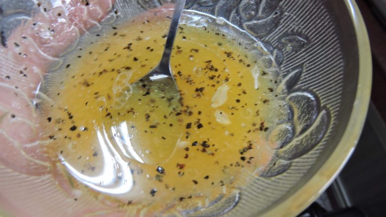 橙汁猪排沙拉,(橙汁油醋酱)
橄榄油一大匙,柳橙汁一大匙,
些许海盐/白醋(可不加)
洒些黑胡椒粒,拌匀完成。