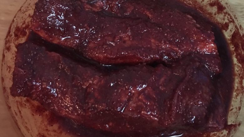 红糟肉,将肉放入酱汁中均匀裹好,便可密封放入冷藏过夜。
