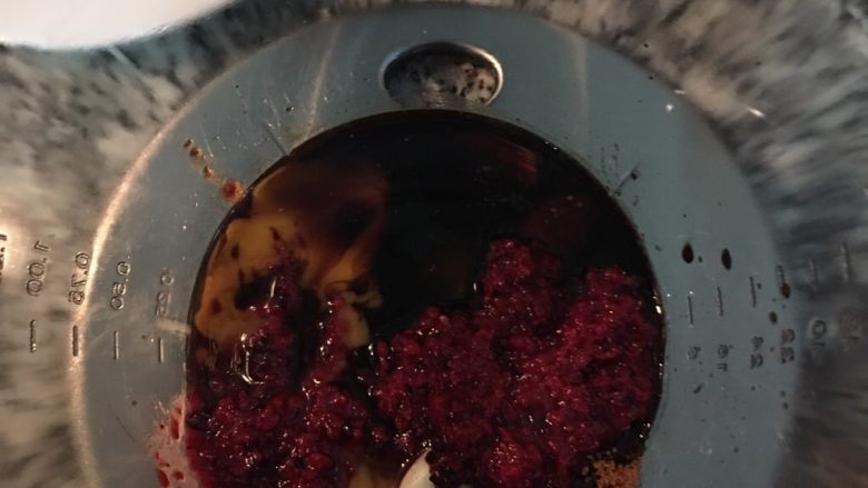 红糟肉,如有果汁机可以将所有材料放入打匀,如没有则可将蒜压泥后与其它调味料混匀备用。