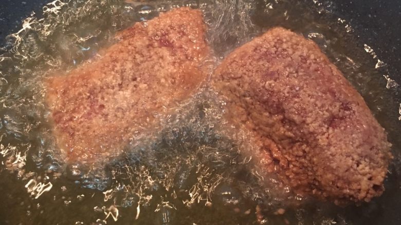 红糟肉,油温150-160 中小火慢炸,如肉太厚则会不容易熟透,所以更要小火慢炸,及确保肉有完全在油里,这样才能受热均匀。炸到都均匀上色后可用筷子插看看,如穿的透就差不多了~这时可把油温拉高逼油。起锅沥ㄧ下油,略微降温后便可切片摆盘喔~