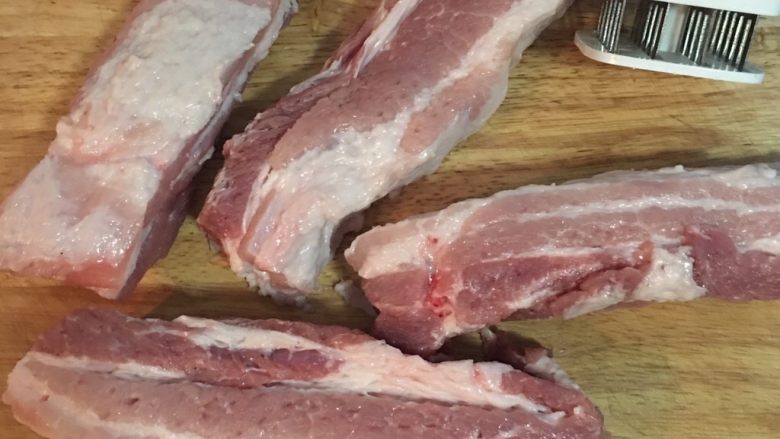 红糟肉,将肉切成适当的长度,并用手上可用的任内工具在肉上刺些孔,方便腌制入味。