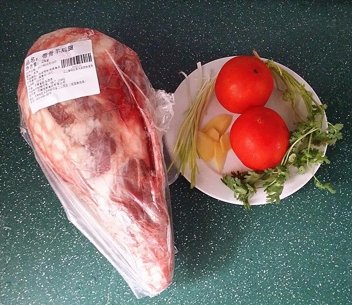 番茄羊肉汤,备好食材