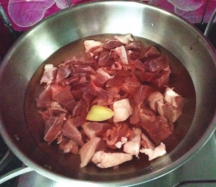 番茄羊肉汤,与姜片一起冷水入锅,加盖大火煮沸