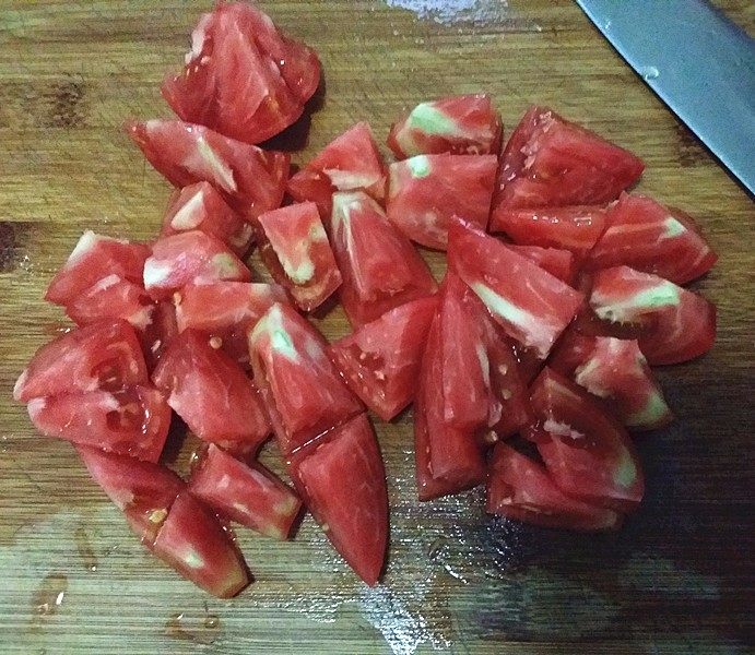 番茄羊肉汤,<a style='color:red;display:inline-block;' href='/shicai/ 59'>番茄</a>洗净后切大块