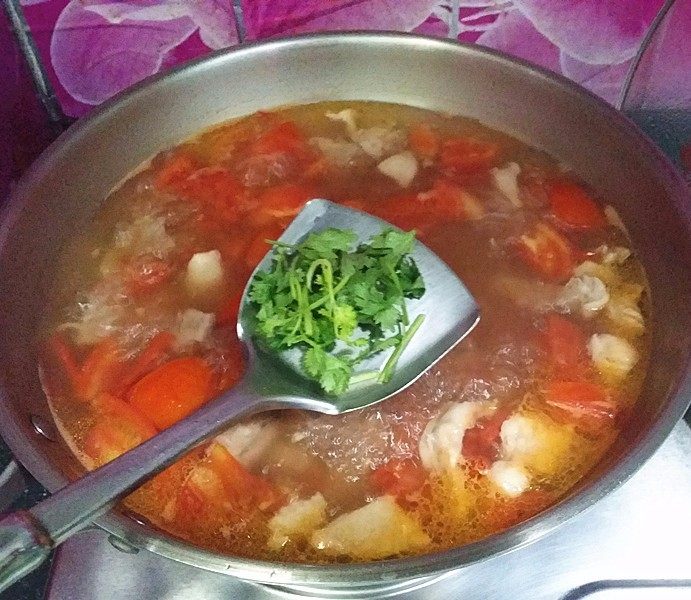番茄羊肉汤,最后放少许葱花、<a style='color:red;display:inline-block;' href='/shicai/ 131'>香菜</a>,关火出锅