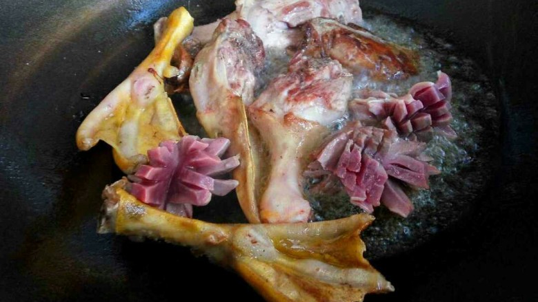 怀化芷江鸭,油烧热,鸭肝煎到两面黄。依次下棒槌肉(鸭腿),头,鸭掌,翅膀,鸭肫。