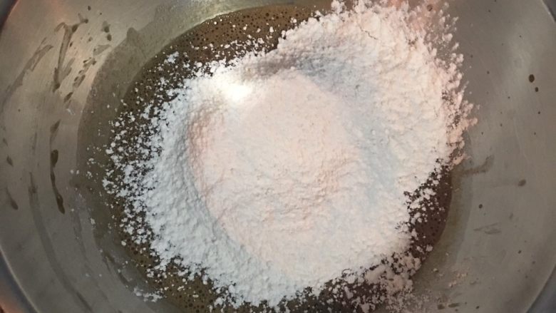 摩卡咖啡戚风蛋糕卷,接着筛入面粉,