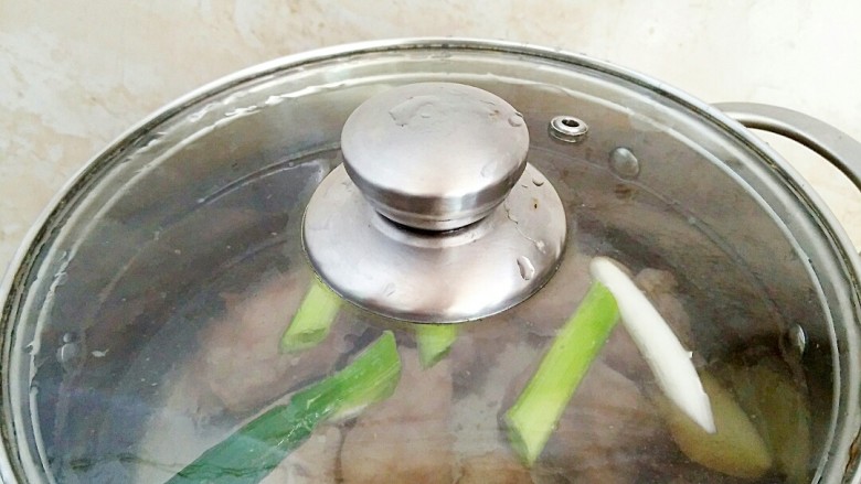 清汤排骨面,盖上锅盖烧开,转中小火炖45分钟。