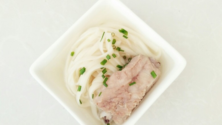清汤排骨面,面条控水捞出,放入碗中,加入排骨汤,摆放排骨,撒上香葱碎即可食用。