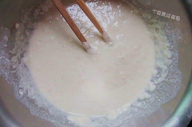 包菜煎饼,加入水,盐搅拌至无干粉的浓稠面糊状