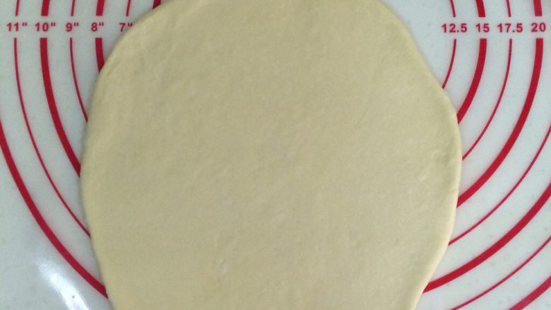 香葱芝士面包,取一个面团,用擀面杖擀成片状,下面可以擀的薄些。
