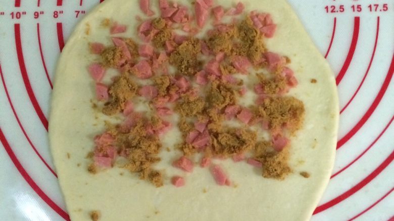 香葱芝士面包,铺上事先切好的香肠粒和肉松,轻轻按压下。