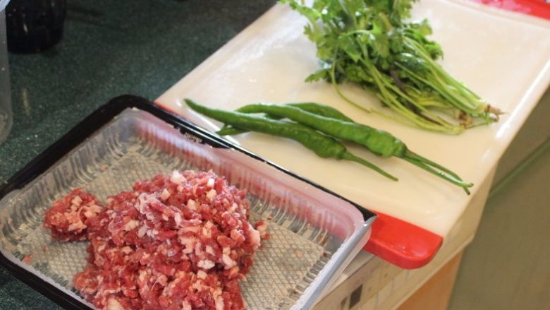 串烧羊肉卷(巴基斯坦风),将羊肉切成绞肉,洋葱、青龙椒、香菜叶、大蒜切碎备用。