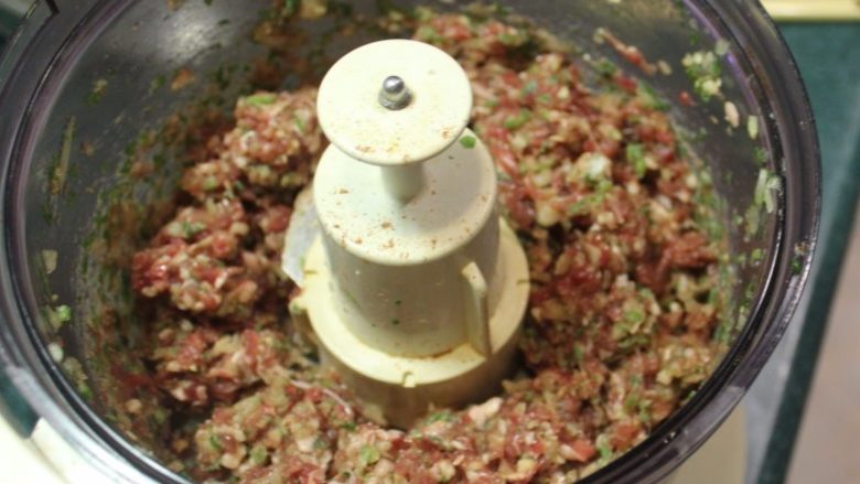 串烧羊肉卷(巴基斯坦风),启动调理机将材料混合至粗糊有黏性,让所有的材料粘合在一起。