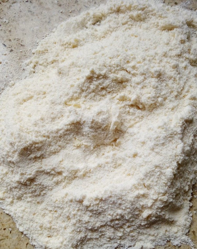 核桃司康,轻搓黄油和粉类,搓到完全看不到黄油,粉类呈松散的状态;