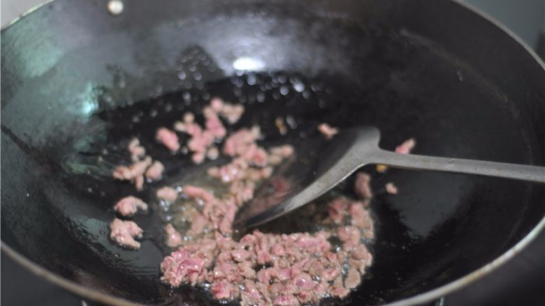 牛肉拌面,加入<a style='color:red;display:inline-block;' href='/shicai/ 216'>牛肉</a>碎,炒至变色