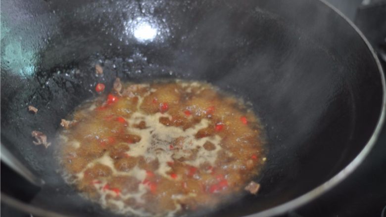 牛肉拌面,沿着锅边淋入少许水,烧开