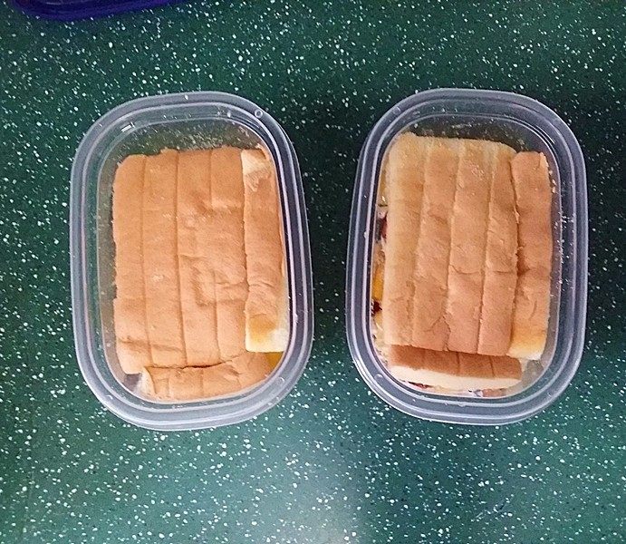 水果奶油盒子,接着再盖一片蛋糕,稍微向下压一压