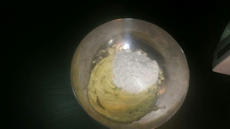 皇家曲奇,用打蛋器打散,加入糖粉搅拌均匀,