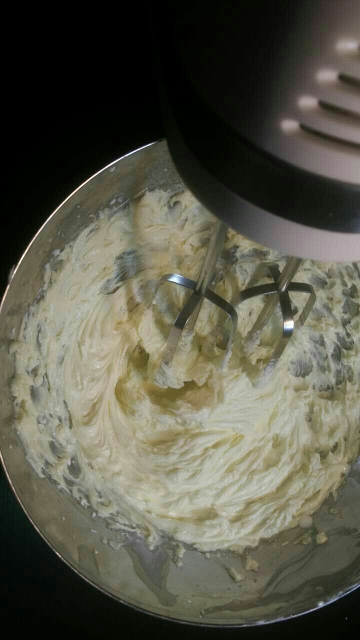皇家曲奇,奶油完全和黄油融化在一起了,快速打发至原体积的一倍大,颜色变成浅黄色,