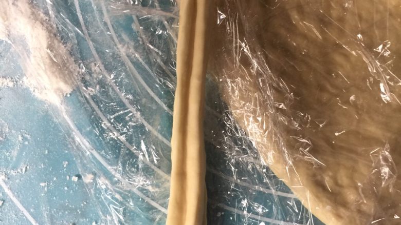 自制油条,锅里放适量的油烧热,两手拿起压好的面条轻轻拉长