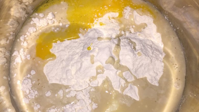 自制油条,接着把所有材料都放进去,温水可以慢慢添加,觉得可以就不要添加,我的全用了