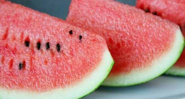 西瓜黄瓜汁,将<a style='color:red;display:inline-block;' href='/shicai/ 605'>西瓜</a>切开去皮，去籽切小块。