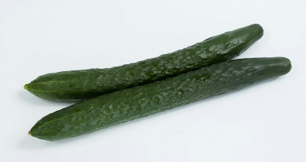 西瓜黄瓜汁,<a style='color:red;display:inline-block;' href='/shicai/ 54'>黄瓜</a>洗净切小块。