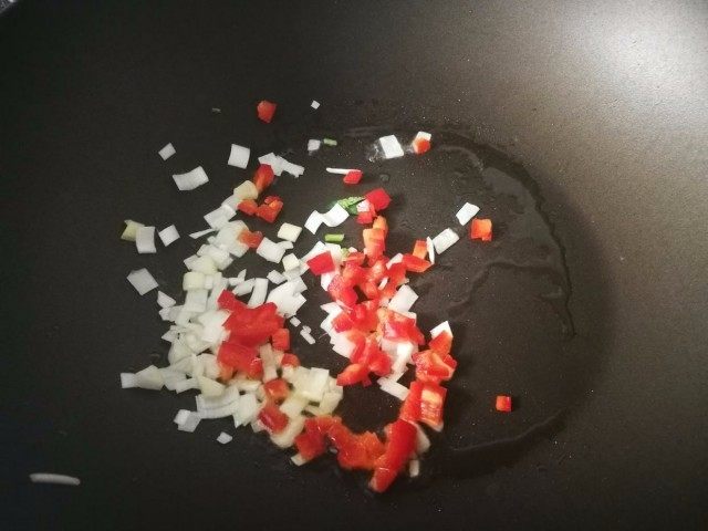Cathy边吃边营养」— 冬瓜豆腐清汤,起锅加油1g,加热至七成热,放葱和红椒爆香